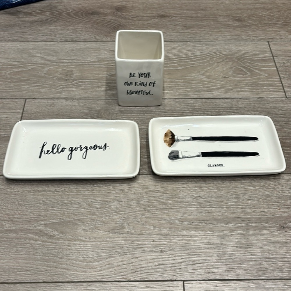 3 piece Rae Dunn make up set